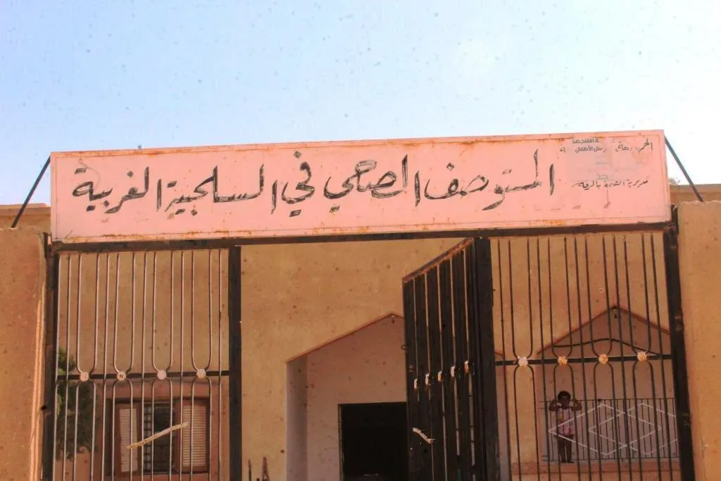 رحلة نزوح طويلة انتهت بالسكن في المستوصف الصحي
