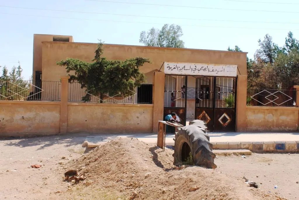 رحلة نزوح طويلة انتهت بالسكن في المستوصف الصحي