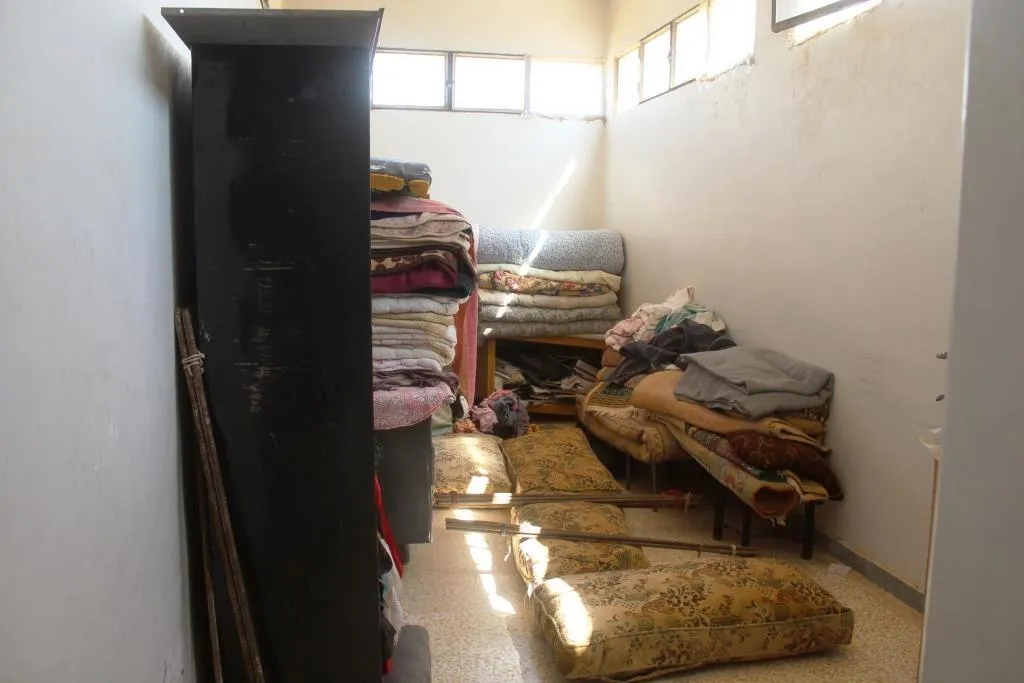 رحلة نزوح طويلة انتهت بالسكن في المستوصف الصحي