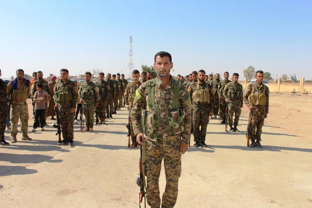 أهالي دير الزور يودعون أحد شهداء معركة دحر الإرهاب