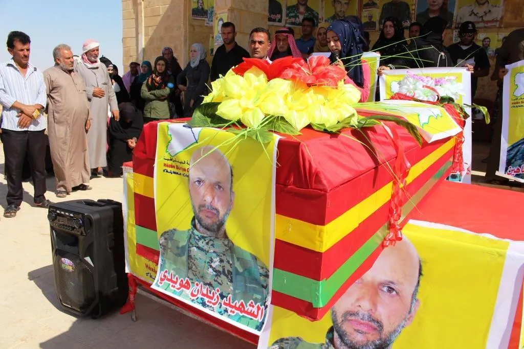 أهالي دير الزور يودعون أحد شهداء معركة دحر الإرهاب