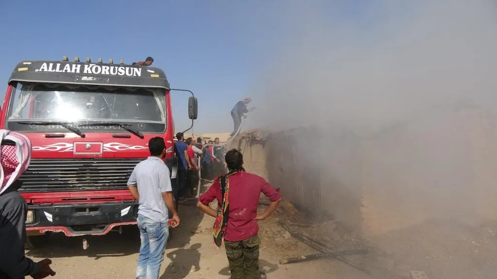إخماد حريق اندلع في مستودع أعلاف جنوبي تل حميس