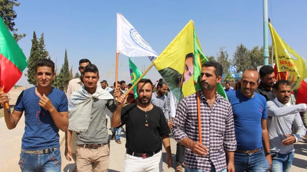 "حرية القائد آبو الضمان لحرية الشعوب والسلام في الشرق الأوسط"