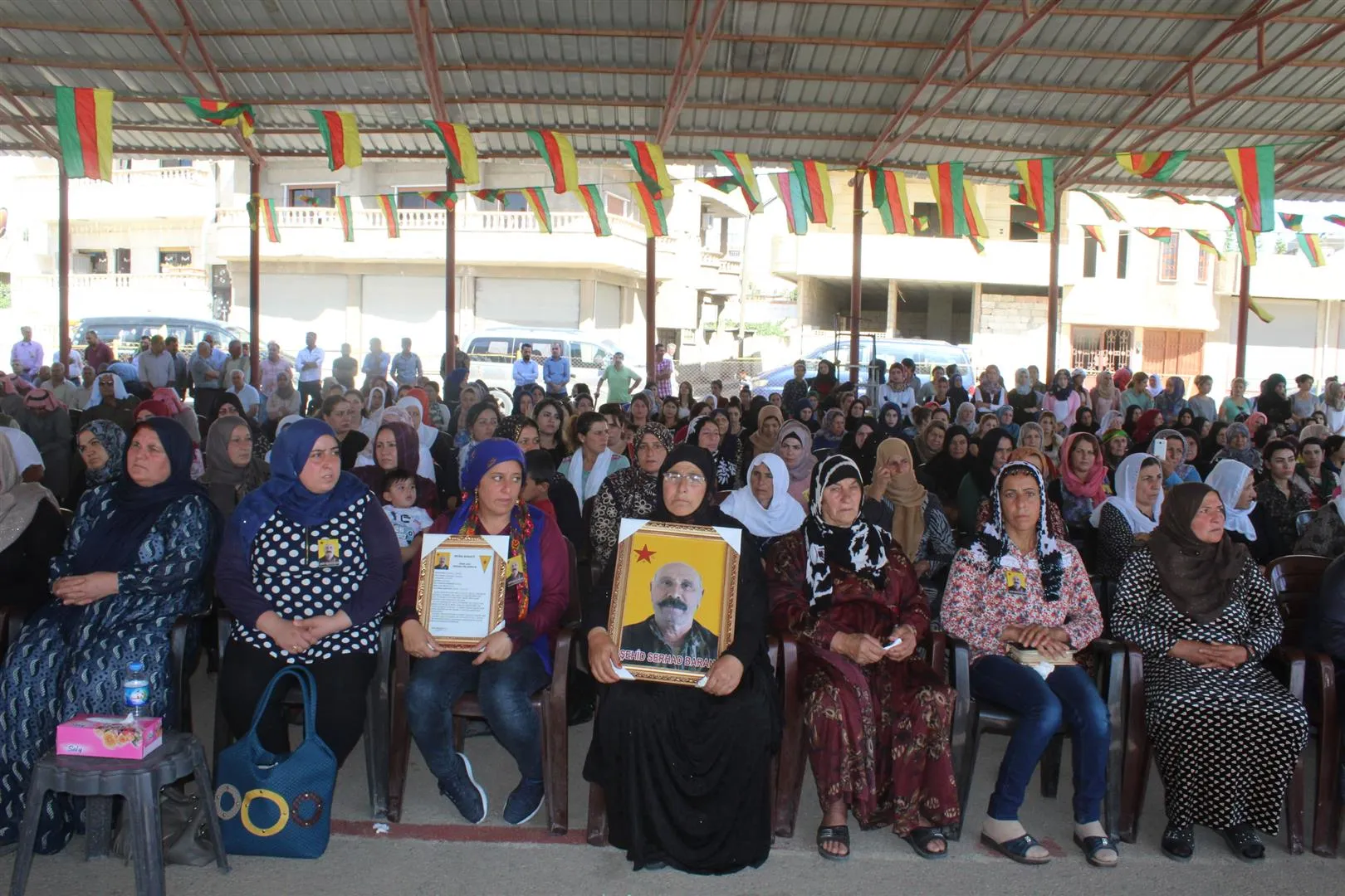 تقديم واجب العزاء لذوي الشهيد سرحد باران