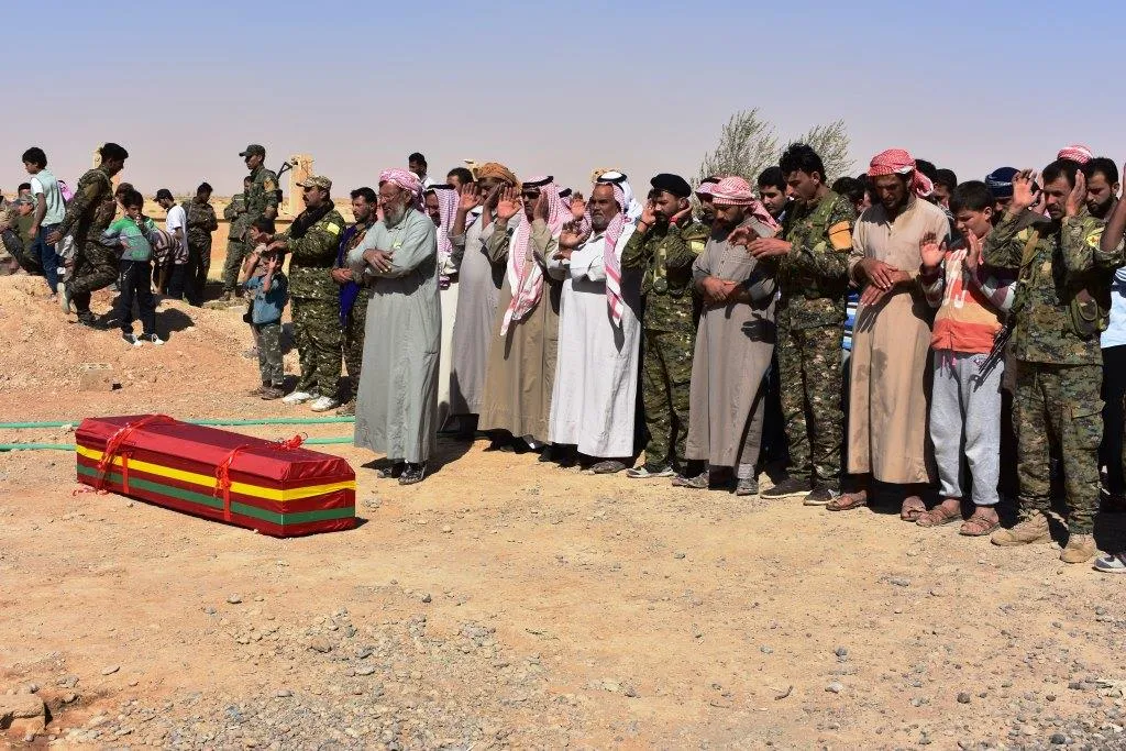 أهالي دير الزور خلال مراسم الشهداء: الشهداء قادتنا المعنويون