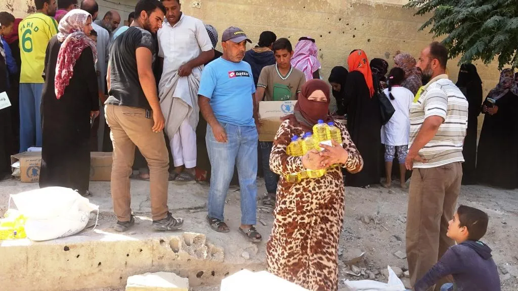 مجلس الرقة المدني يوزع مساعدات على أهالي حي النهضة بالرقة