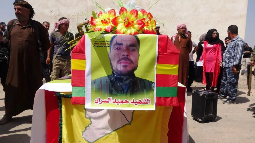 أهالي دير الزور يشيعون الشهيد حميد السراي