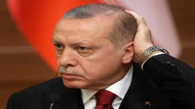 أردوغان يتخبط بعد تخفيض تصنيف تركيا الائتماني بسبب أدائها السيء
