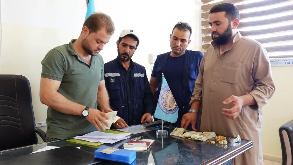 لجنة الداخلية تسلم أوراقاً ثبوتية ومبالغ مالية وذهباً لأصحابها والتي انتشلتها من تحت الأنقاض