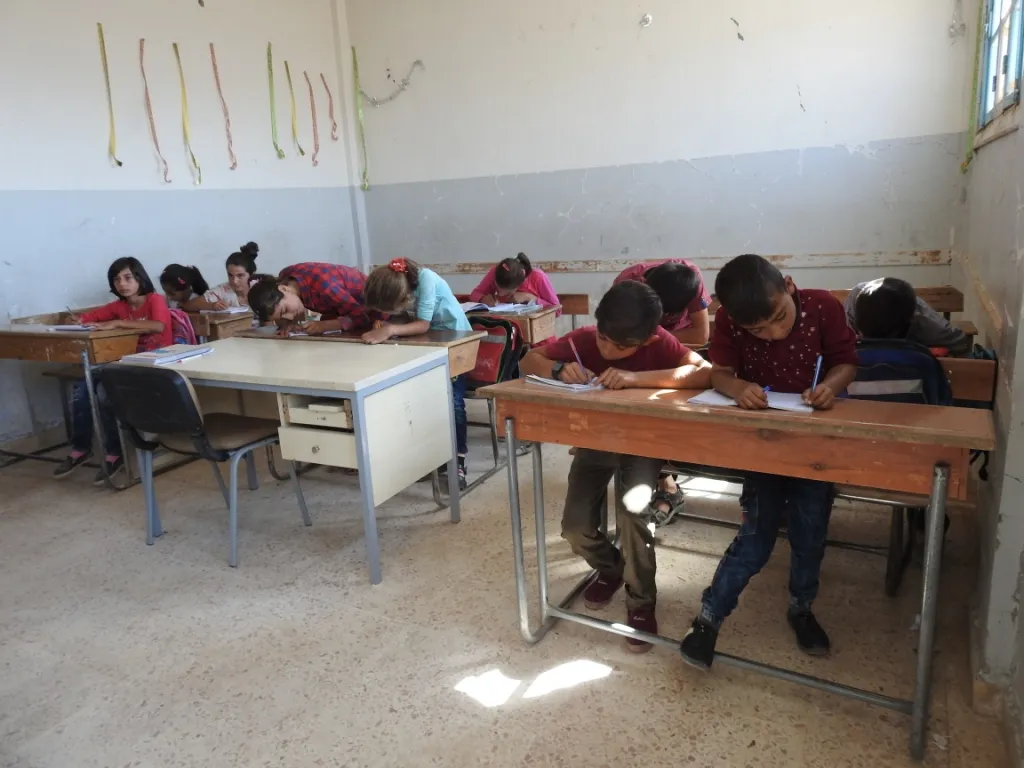 الجيش التركي يستهدف مدرسة غربي تل أبيض في يوم افتتاحها الأول
