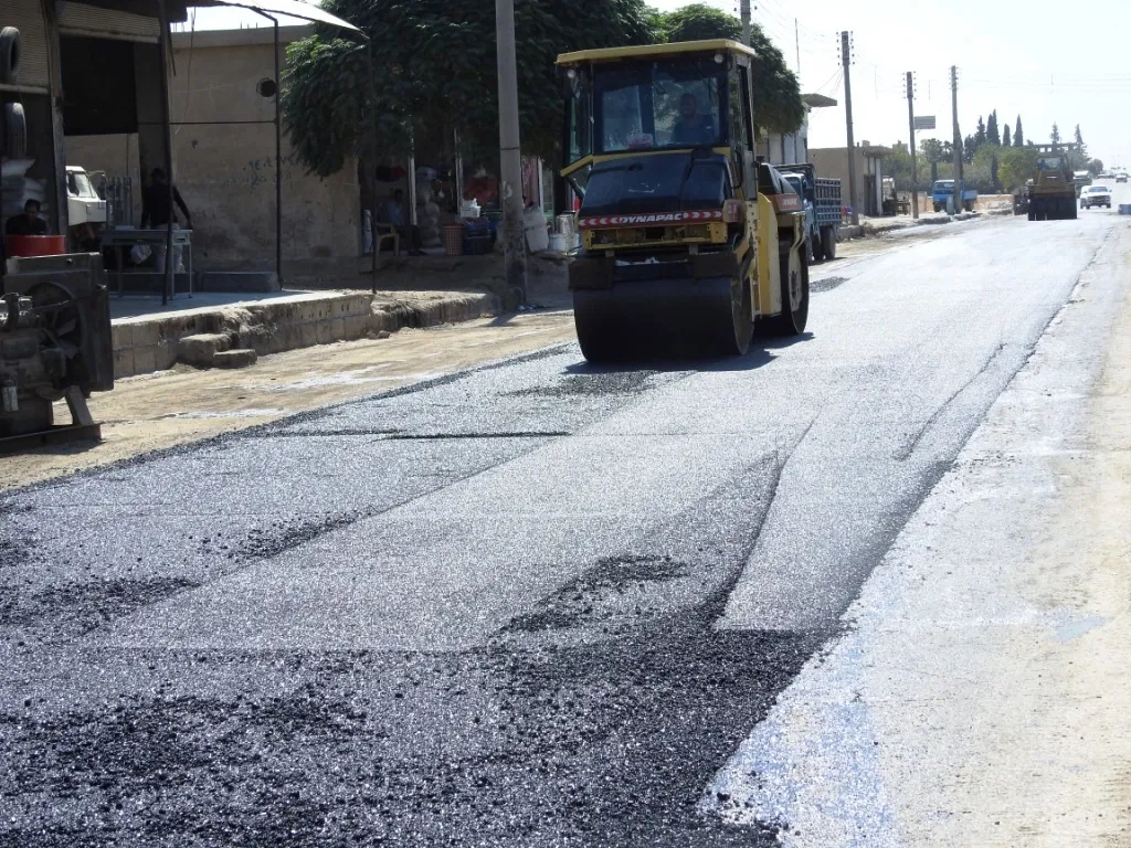 بعد الانتهاء من النواحي.. البلدية تبدأ بتزفيت طرق مدينة كري سبي