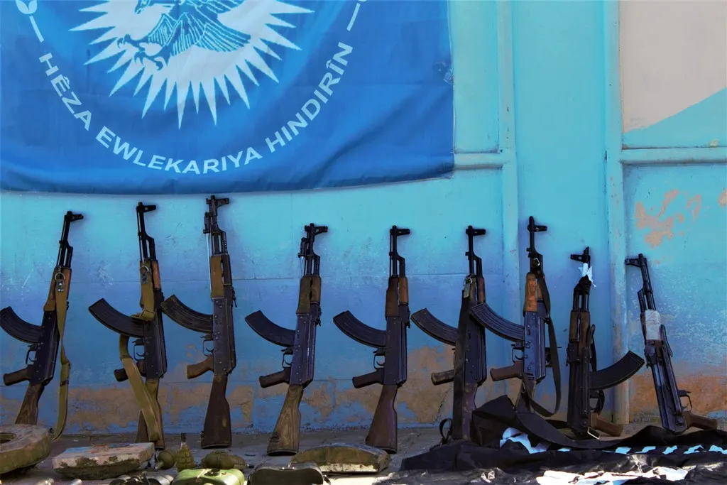 قوى الأمن الداخلي في الطبقة تستعرض جانباً من الأسلحة المضبوطة