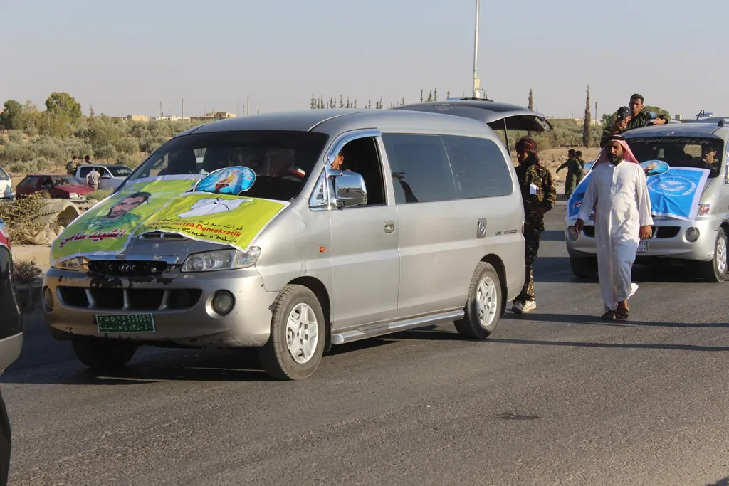 تشييع شهداء وتقديم واجب العزاء لذويهم في الطبقة والرقة