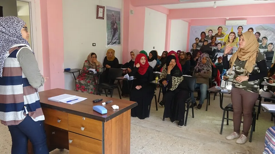 أكاديمية المرأة في الرقة تفتتح دورتها السادسة