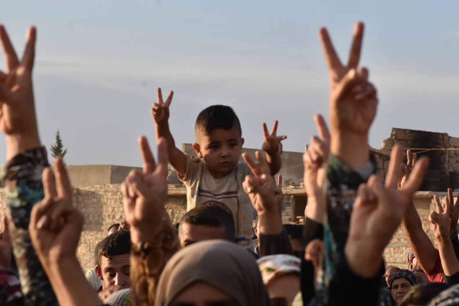 الآلاف من أهالي عفرين ينددون بالمؤامرة الدولية بحق أوجلان