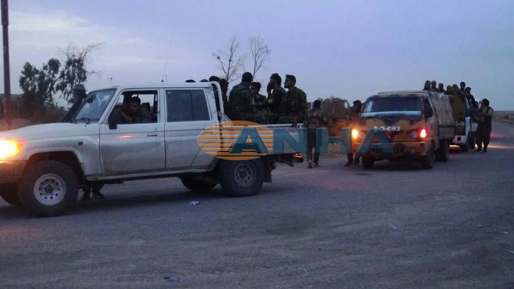 مقاتلون من وحدات حماية الشعب يتوجهون صوب البحرة لمحاربة داعش في هجين