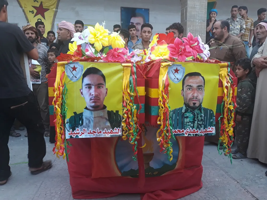 أهالي سري كانيه يشيعون جثماني شهيدين إلى مثواهما الأخير