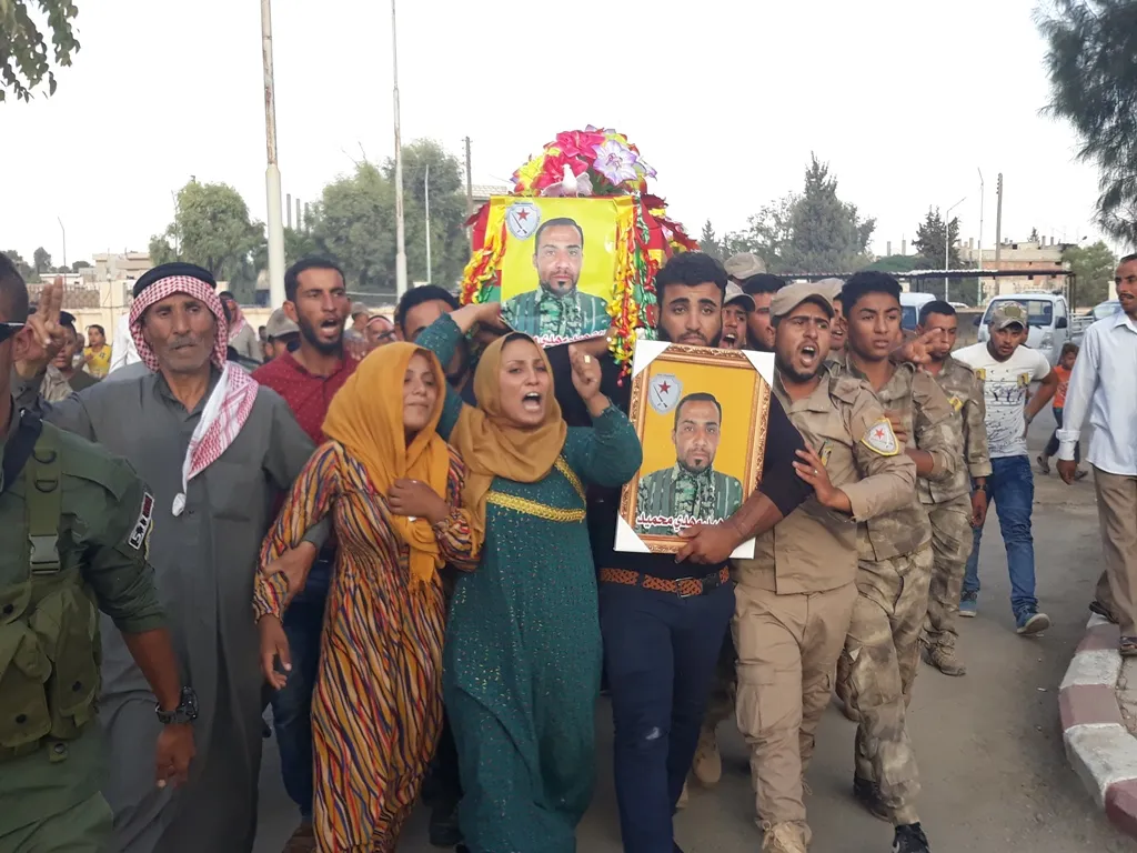 أهالي سري كانيه يشيعون جثماني شهيدين إلى مثواهما الأخير