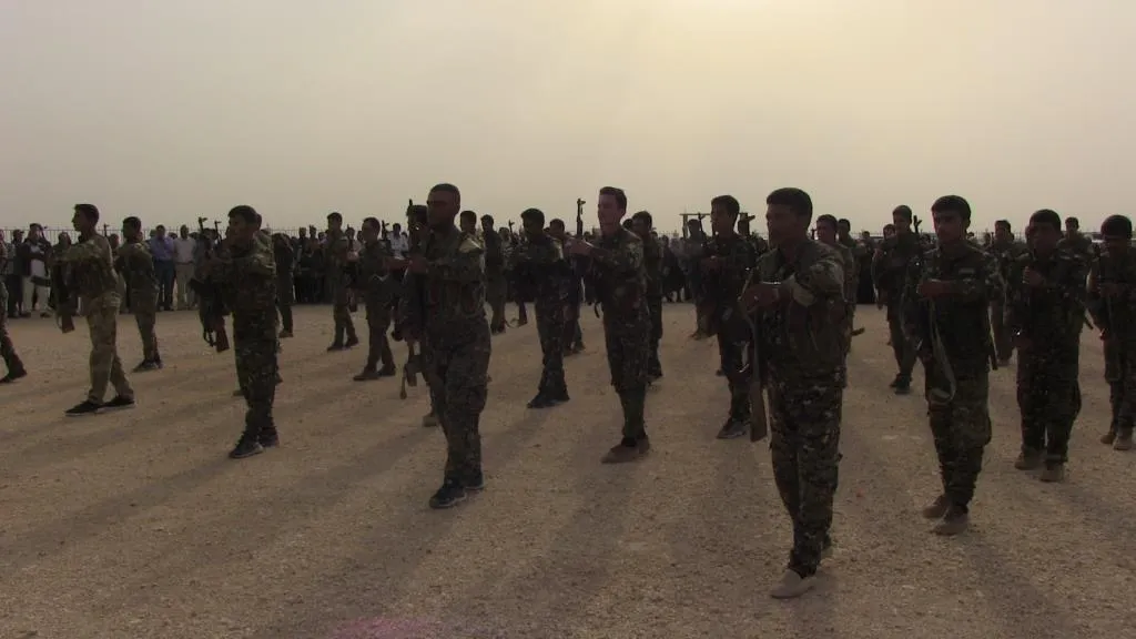 بمراسم مهيبة أهالي الرقة يشيعون الشهيدين سامر ومتعب