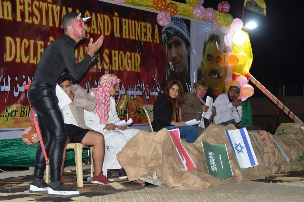 فرقة مسرحية تجسد بعرضها الدور السلبي للدول العالمية والإقليمية في الأزمة السورية