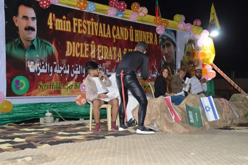 فرقة مسرحية تجسد بعرضها الدور السلبي للدول العالمية والإقليمية في الأزمة السورية