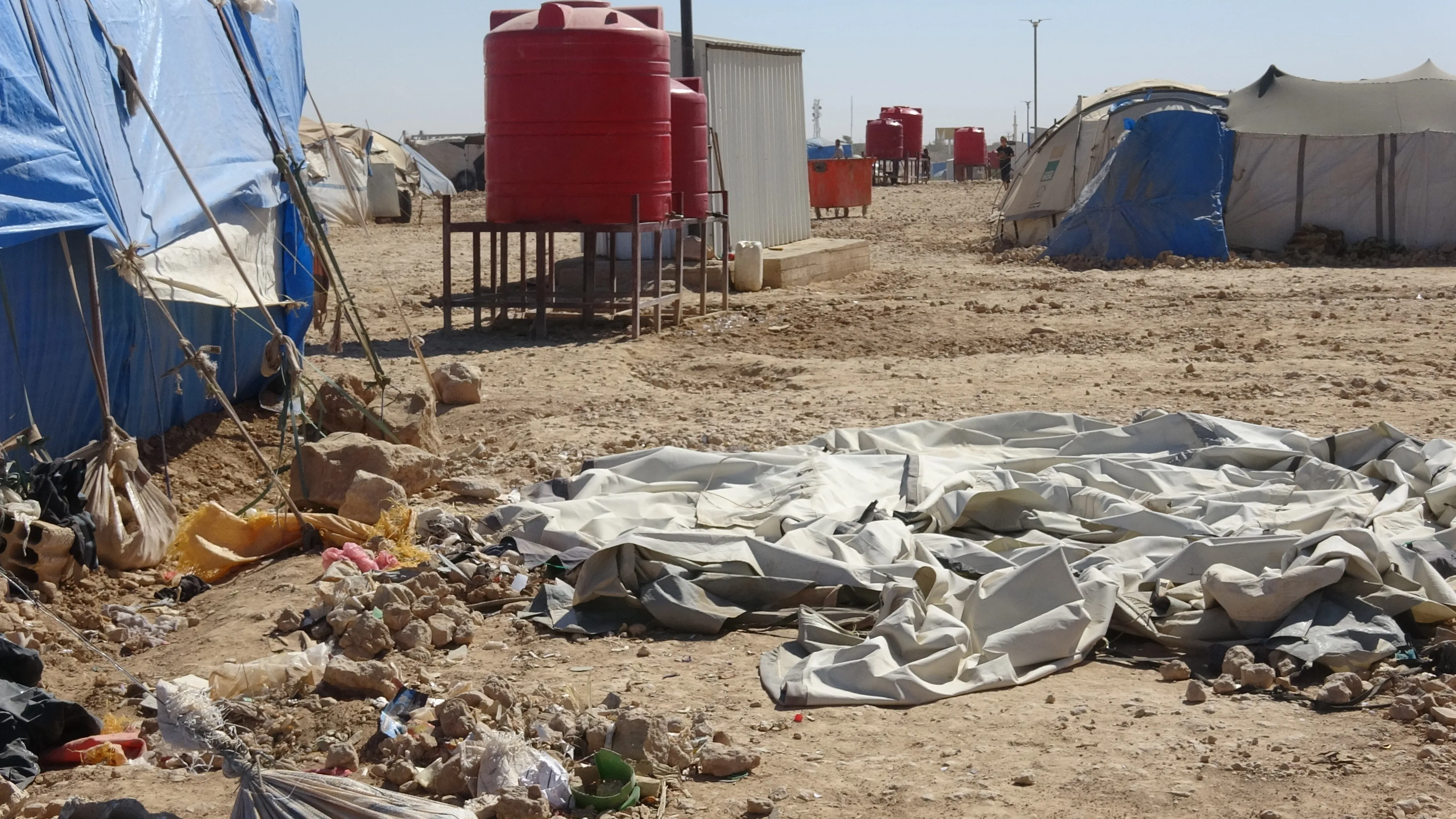 نازحوا مخيم عين عيسى: المنظمات تقدم الخدمات الترفيهية متجاهلة حاجاتنا الملحة