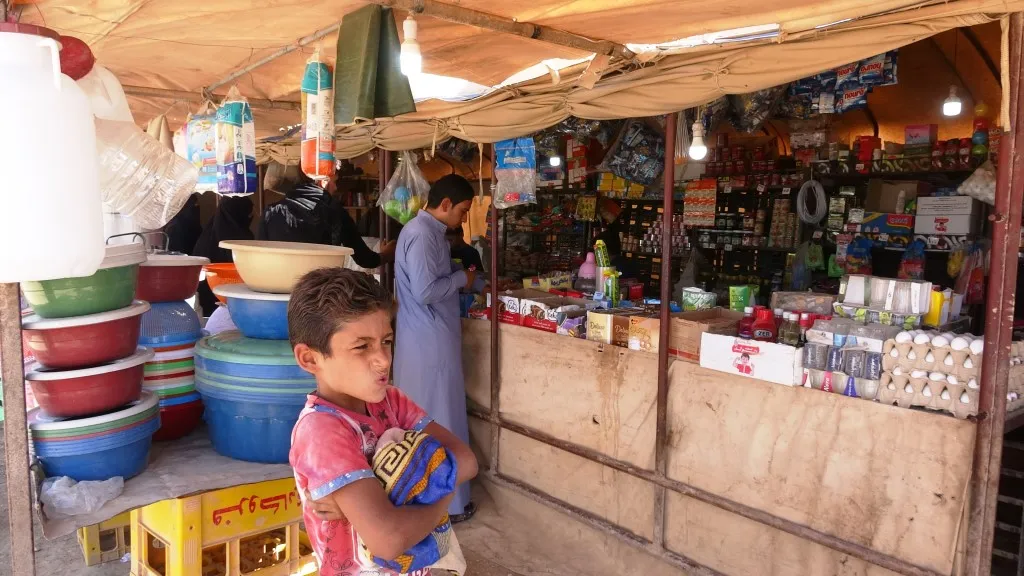 سوق مخيم عين عيسى... بضائع متنوعة وأسعار منخفضة