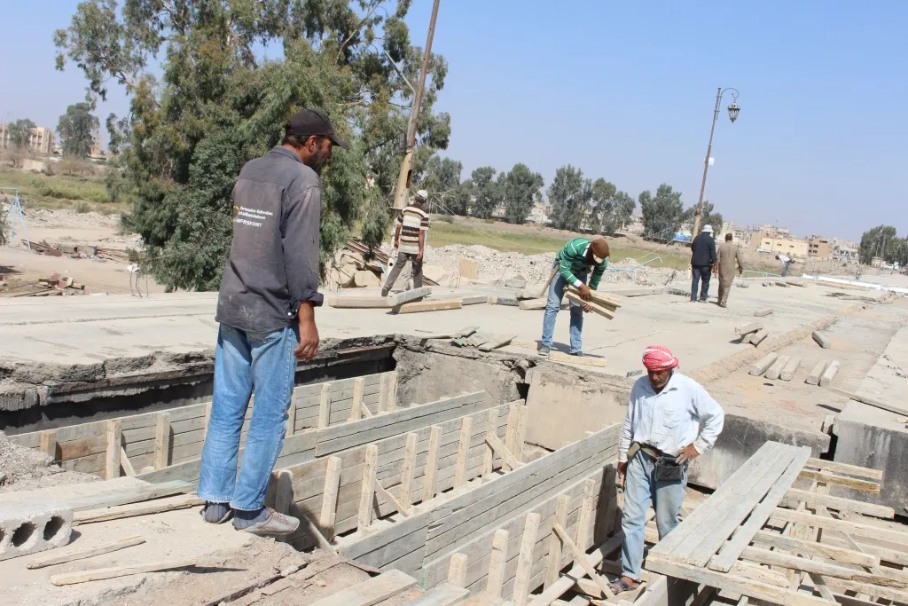 استمرار ترميم الطرقات وجسر الرقة القديم
