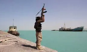 الحوثيون يستهدفون زورق حربي للتحالف