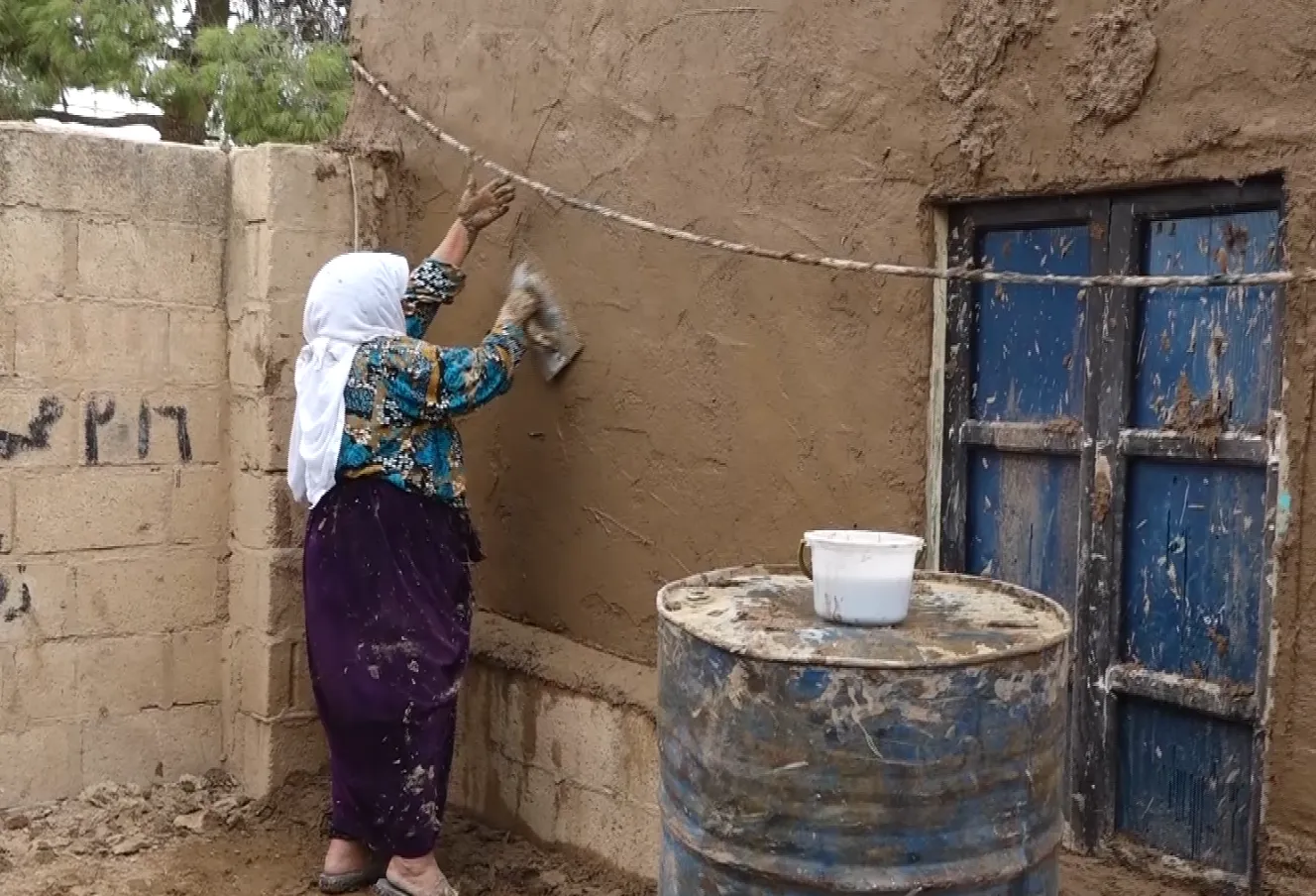 الأم كريمة تبني منزلاً طينياً استعدادا للشتاء