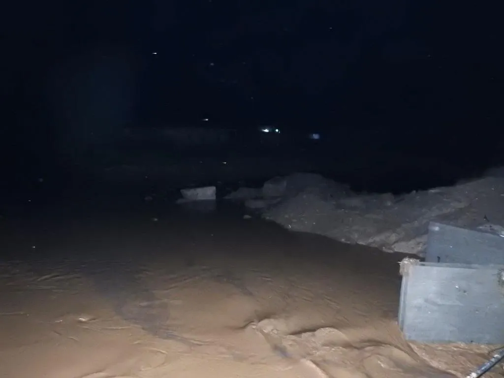 الأمطار الغزيرة تتسبب في تدمير جسر بالرقة