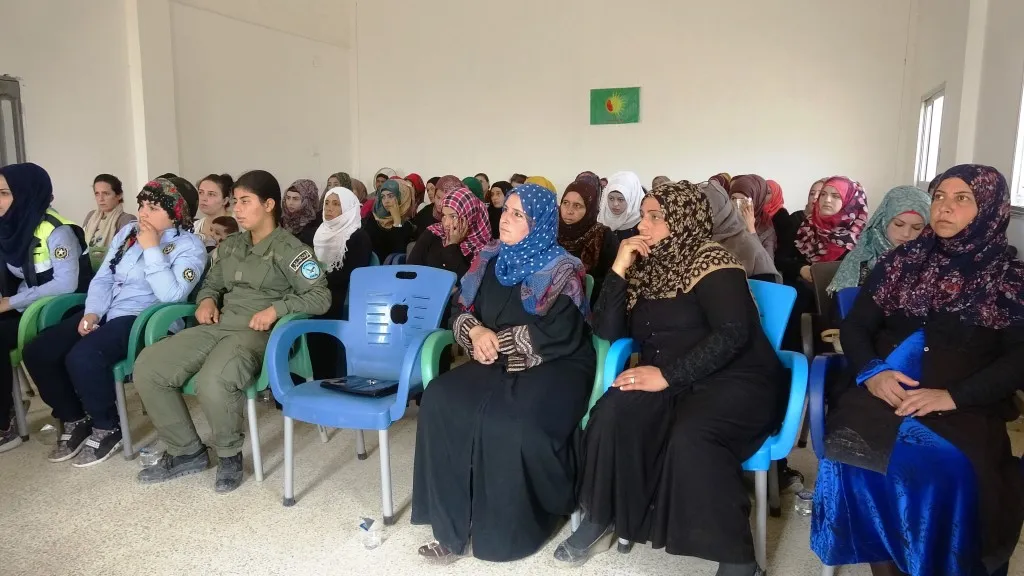 مناقشة بنود اجتماع الهيئة الإدارية للمرأة الكردستانية خلال اجتماع في عين عيسى