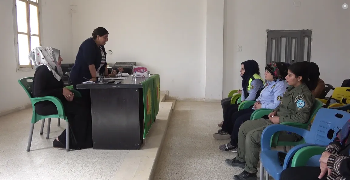 مناقشة بنود اجتماع الهيئة الإدارية للمرأة الكردستانية خلال اجتماع في عين عيسى