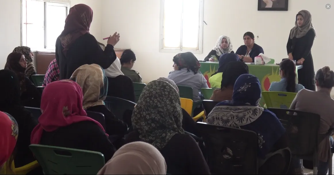 مناقشة بنود اجتماع الهيئة الإدارية للمرأة الكردستانية خلال اجتماع في عين عيسى