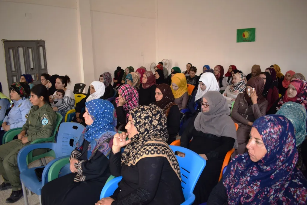 مناقشة بنود اجتماع الهيئة الإدارية للمرأة الكردستانية خلال اجتماع في عين عيسى