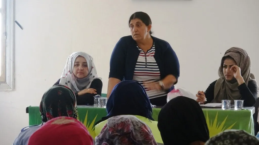 مناقشة بنود اجتماع الهيئة الإدارية للمرأة الكردستانية خلال اجتماع في عين عيسى