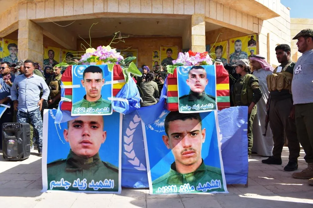 تشيع شهيدين من قوات الأمن الداخلي في دير الزور