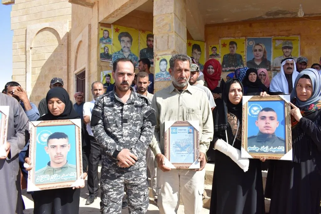 تشيع شهيدين من قوات الأمن الداخلي في دير الزور