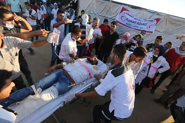 'الجيش الإسرائيلي يضرب القانون الدولي عرض الحائط ويتعمد استهداف الأطباء'