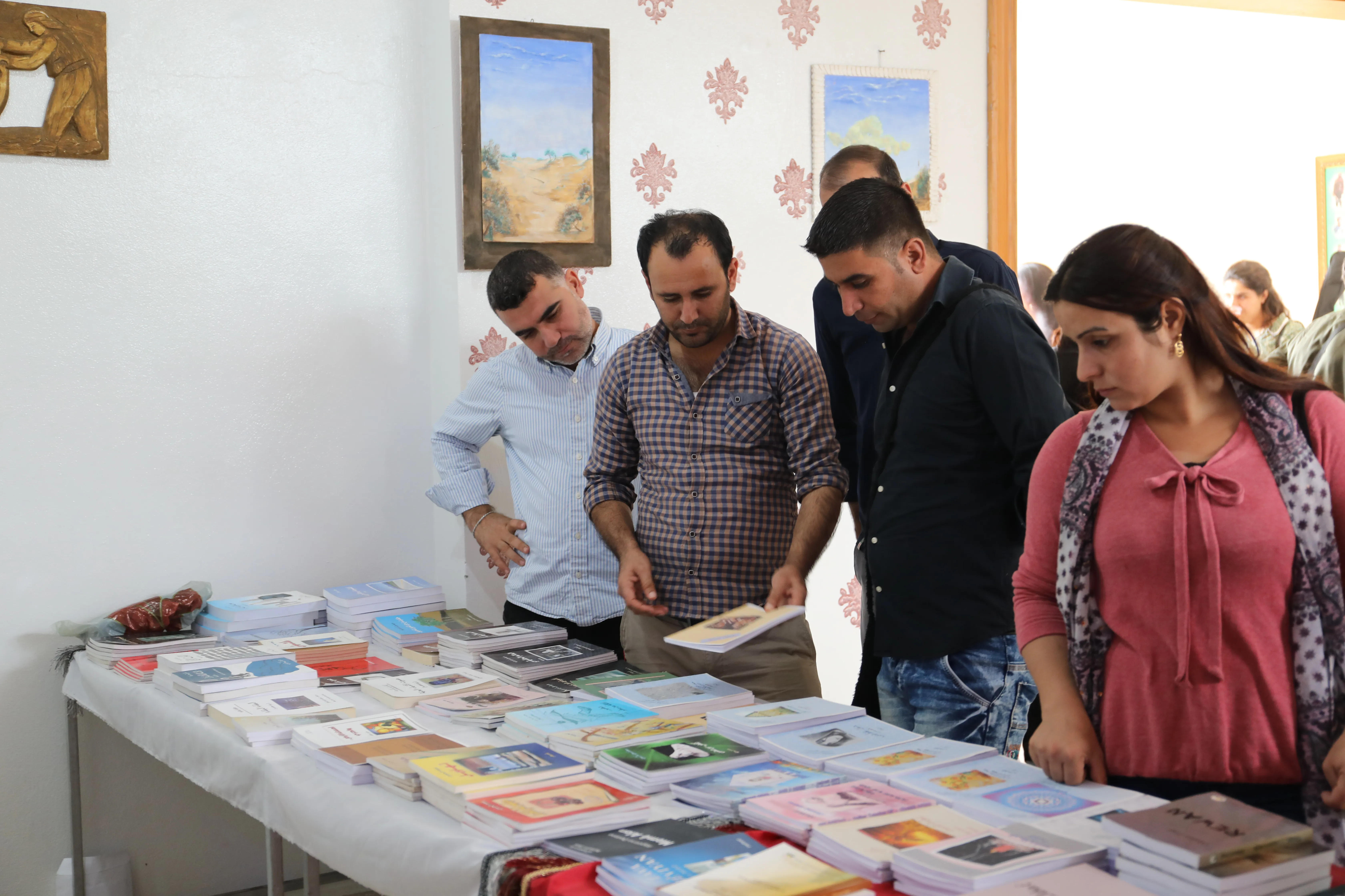 افتتاح أول معرض للكتب في عامودا بشعار "لكي لا ننسى كتابنا"
