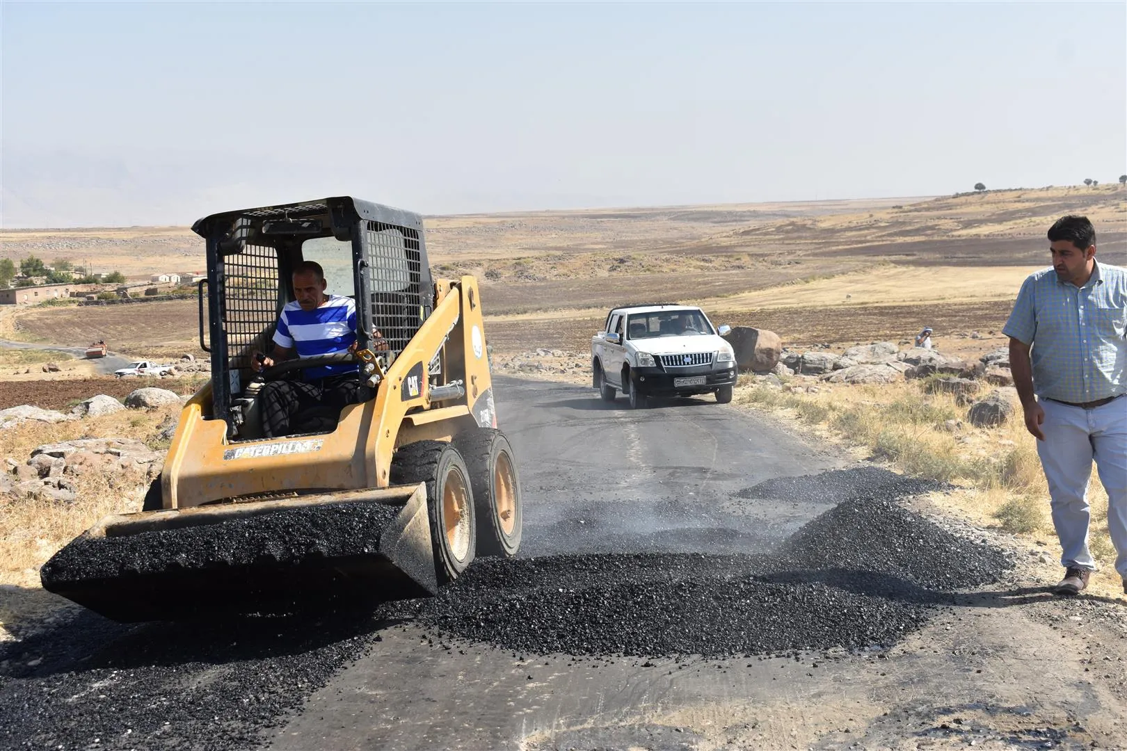 بلدية عين ديوار تباشر حملة صيانة طرق قرى برآف
