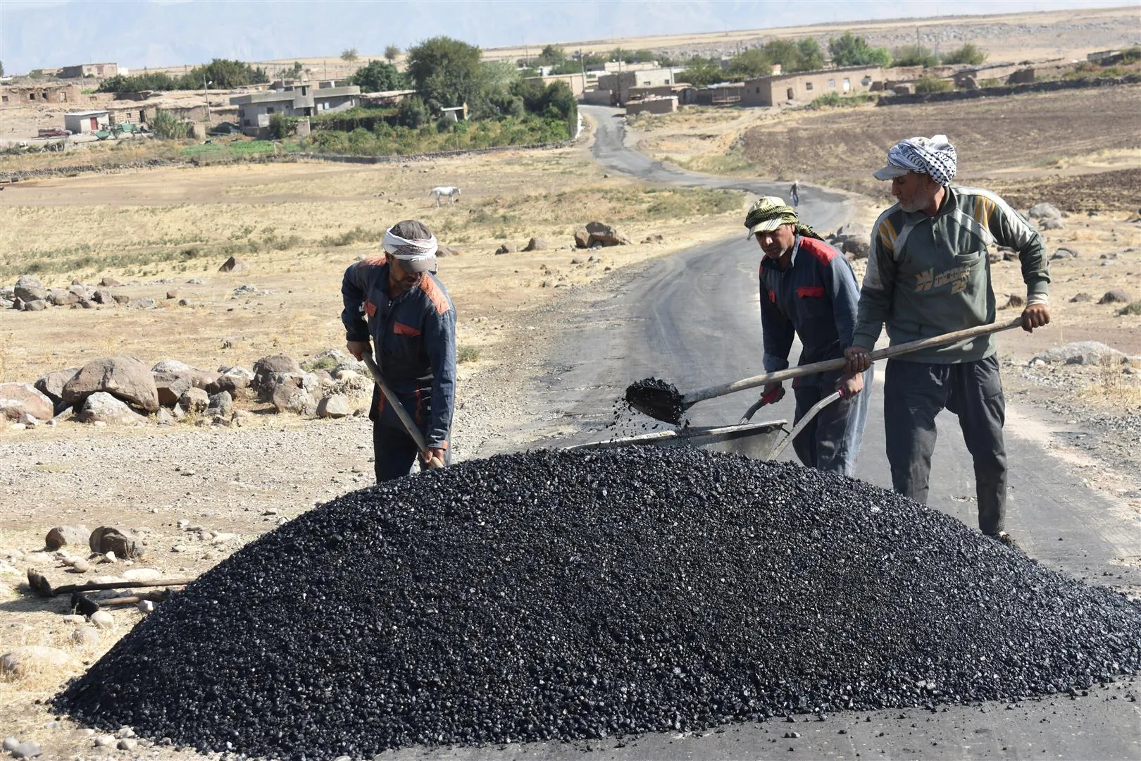 بلدية عين ديوار تباشر حملة صيانة طرق قرى برآف