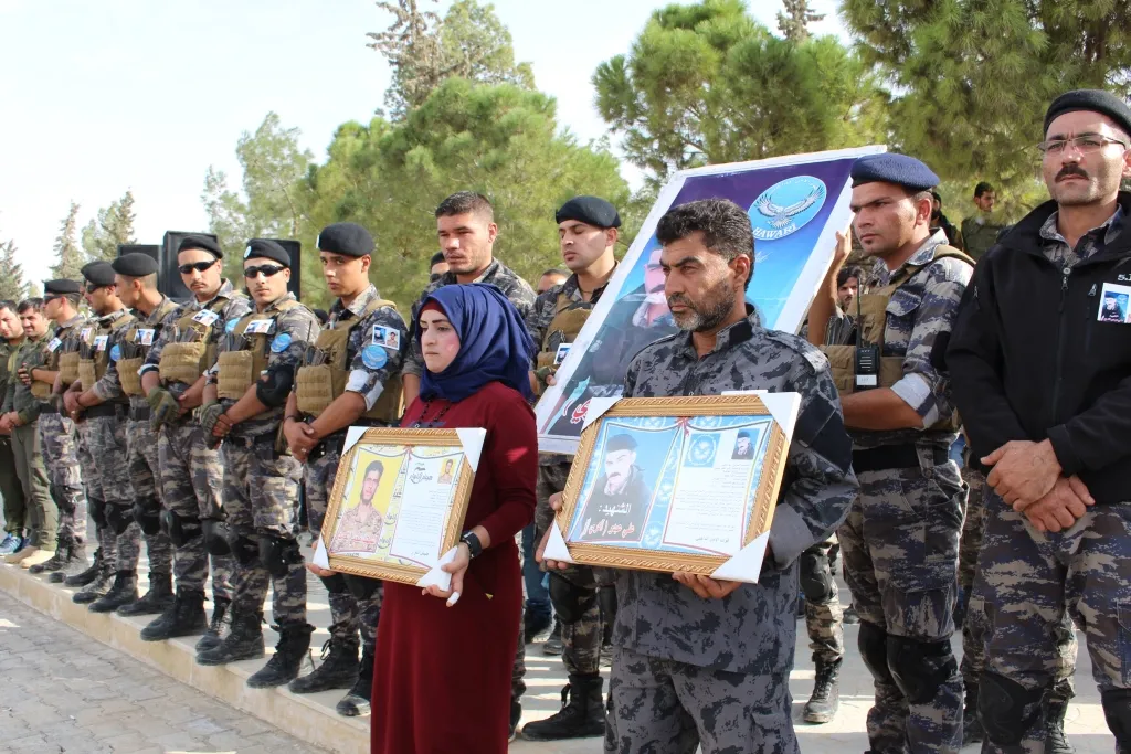 جثمانا شهيدين من قوى الأمن الداخلي وجيش الثوار يواريان الثرى في منبج