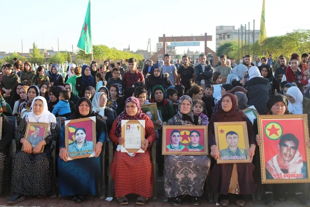 أهالي قامشلو يستذكرون شهداء شهر تشرين الأول