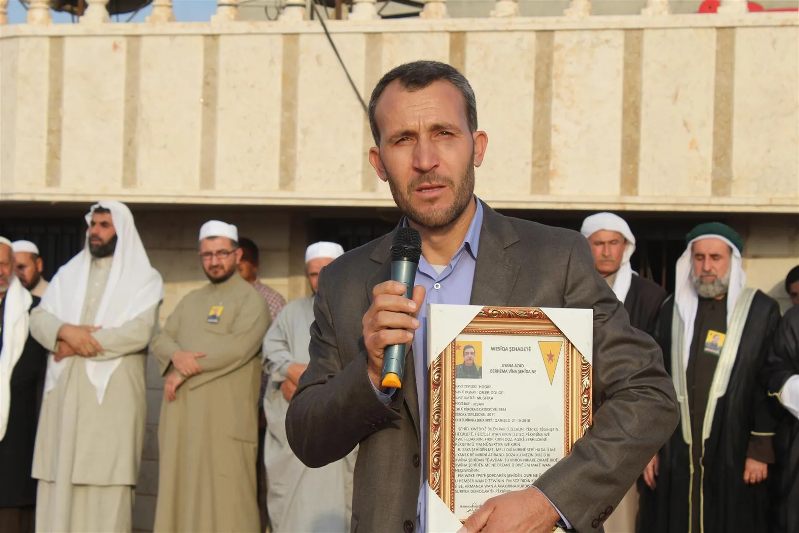 الآلاف في ديرك يودعون الشهيد هوكر بكداش