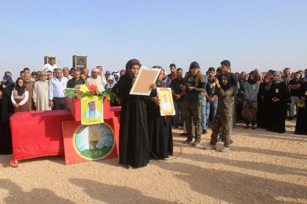 جثمان الشهيد عمر يوارى الثرى في مزار الحكومية