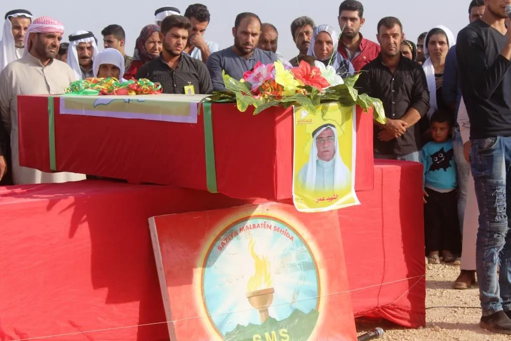 جثمان الشهيد عمر يوارى الثرى في مزار الحكومية