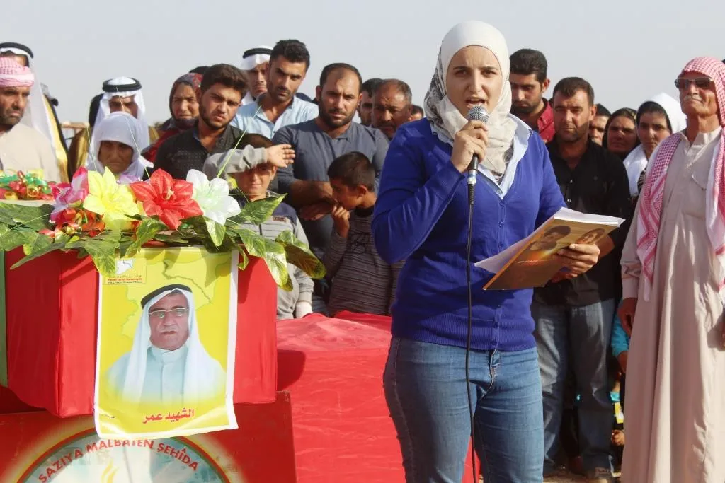 جثمان الشهيد عمر يوارى الثرى في مزار الحكومية