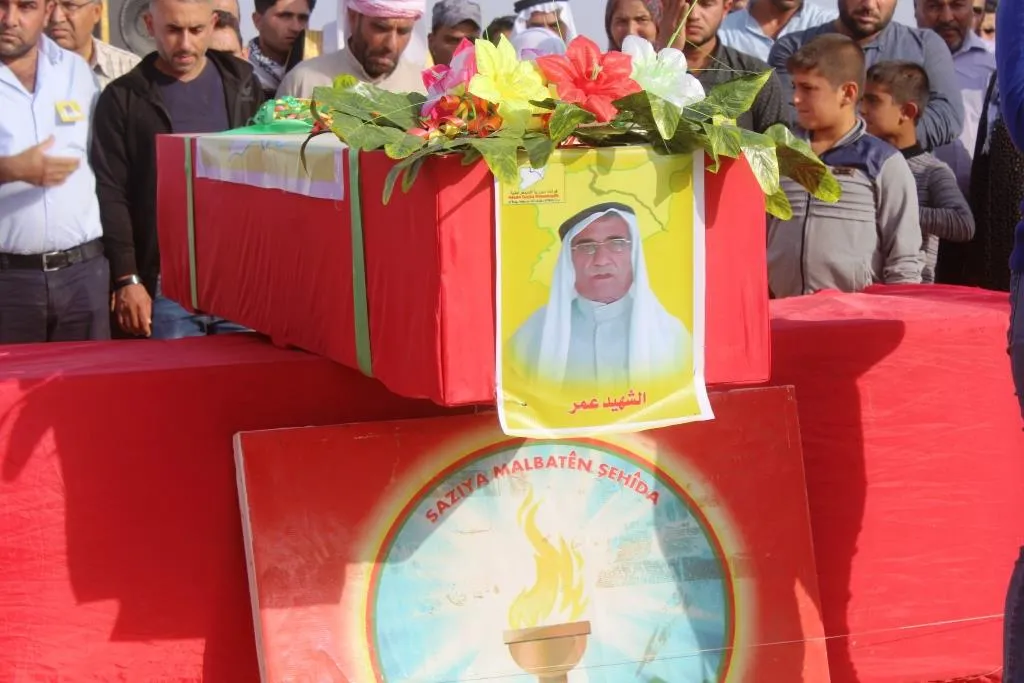 جثمان الشهيد عمر يوارى الثرى في مزار الحكومية