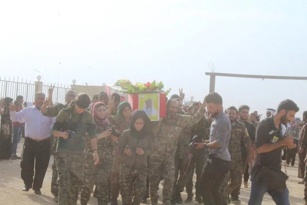 جثمان الشهيد عمر يوارى الثرى في مزار الحكومية